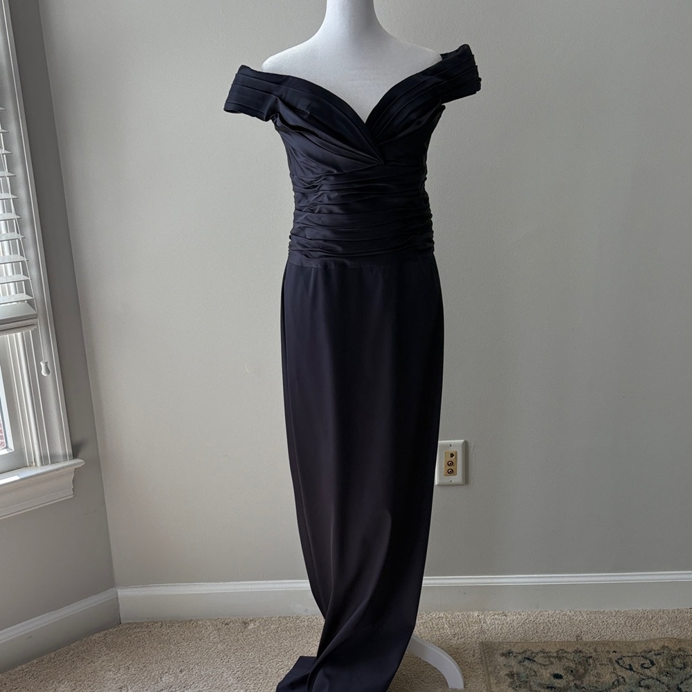 Elegant Off-Shoulder Navy Blue Evening Gown Kay Unger sz 4-6